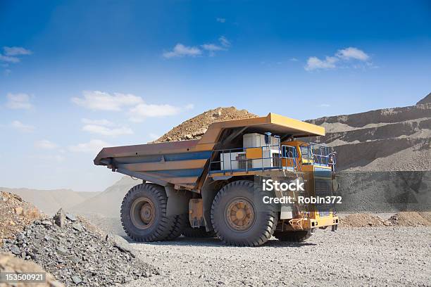 Pesado Mineração Camião Basculante Condução Ao Longo Da Opencast - Fotografias de stock e mais imagens de Exploração Mineira
