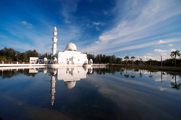 A distant shot of a mosque overlooking a lake Masjid Tengku Tengah Zaharah or also known as Floating Mosque in Kuala Terengganu, Malaysia with reflection terengganu stock pictures, royalty-free photos & images