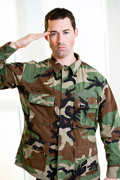 homem caucasiano em uniforme do exército saudando - marines camouflage camouflage clothing male - fotografias e filmes do acervo