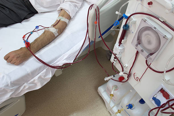 hemodialysis appareil et patient - dialyse photos et images de collection