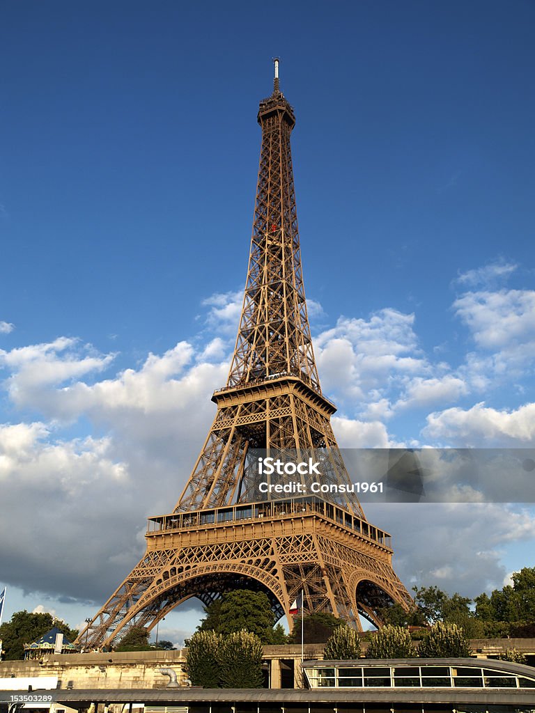 Tour Eiffel - Foto de stock de Alto - Descripción física libre de derechos