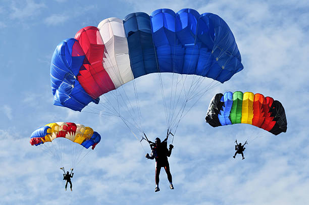 tres parachutes - caída libre paracaidismo fotografías e imágenes de stock