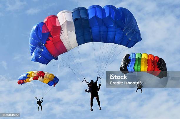 Foto de Três De Paraquedas e mais fotos de stock de Paraquedas - Paraquedas, Paraquedismo, Skydive