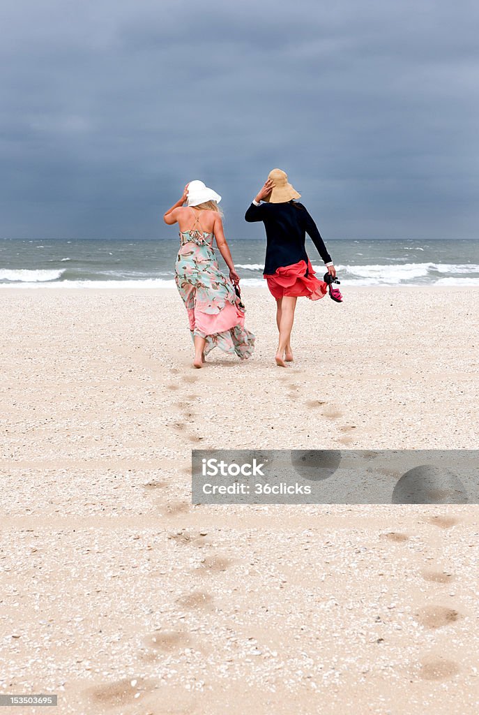 Spiaggia walk - Foto stock royalty-free di Abbigliamento