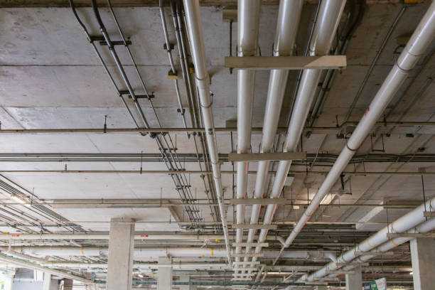 sistema de tuberías de agua. trabajos de construcción. instale tuberías de agua en el edificio. sistema de plomería dentro del mantenimiento de alcantarillado del edificio - water valve oil gas fotografías e imágenes de stock