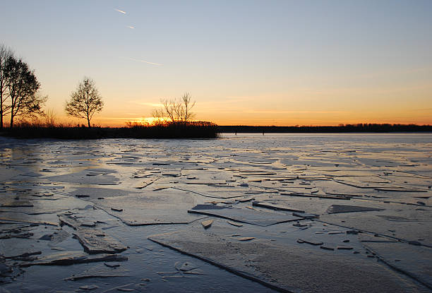 pôr do sol massa de gelo flutuante - ice floe imagens e fotografias de stock