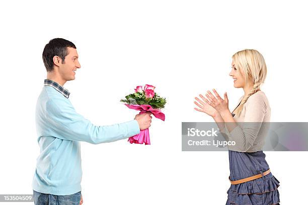 Namorado Dando Flores Para Sua Namorada Surpreendida - Fotografias de stock e mais imagens de Adulto