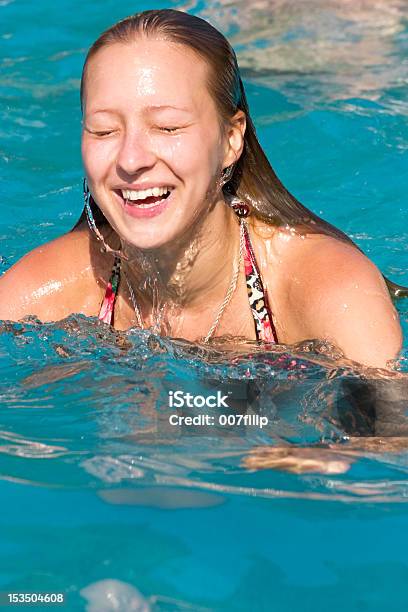 Menina Nadar - Fotografias de stock e mais imagens de Adulto - Adulto, Ao Ar Livre, Ao Lado da Piscina