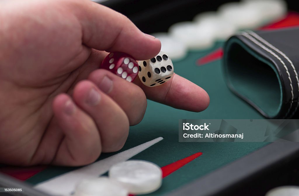 Backgammon dés et la main - Photo de Activité de loisirs libre de droits