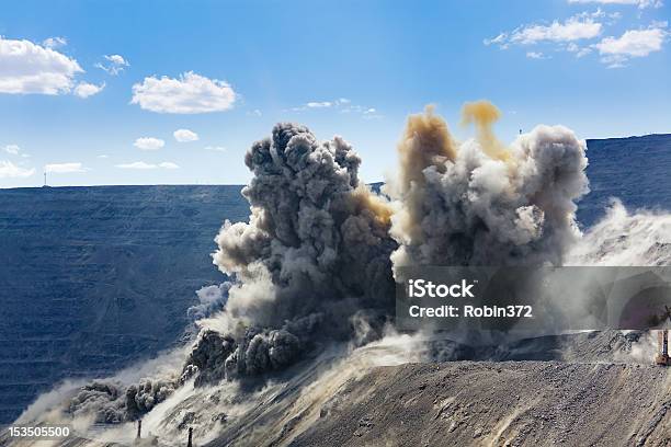 Photo libre de droit de Explosion Dans La Carrière Ouvert Plâtre Minière banque d'images et plus d'images libres de droit de Exploser - Exploser, Carrière, Mine de charbon