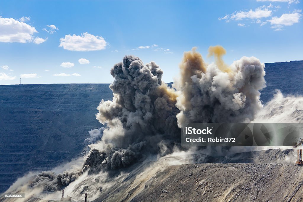 Esplosione nella cava di estrazione mineraria open cast - Foto stock royalty-free di Esplodere