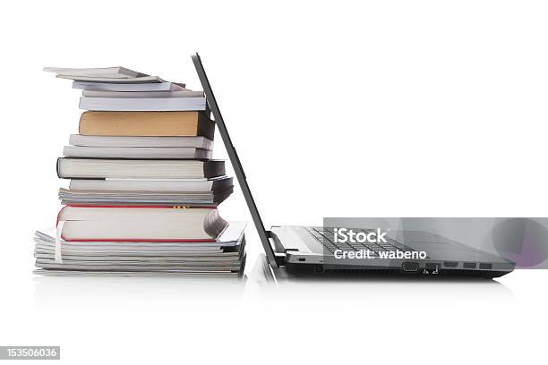 Bücher Und Laptop Stockfoto und mehr Bilder von Buch - Buch, Weißer Hintergrund, Laptop