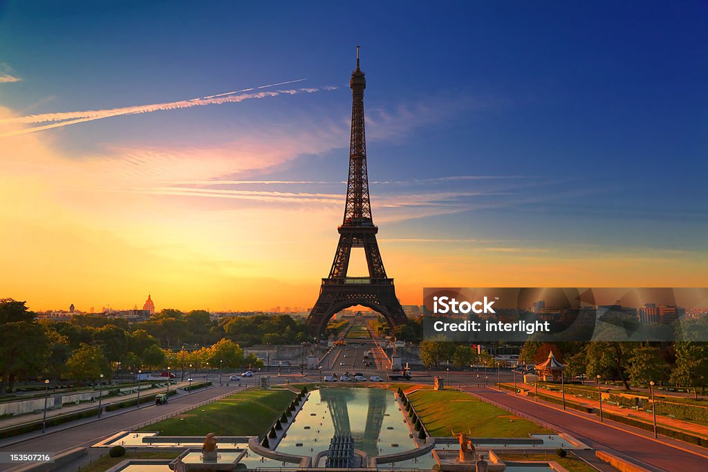 Der Eiffelturm in Paris, Frankreich in der Morgendämmerung - Lizenzfrei Eiffelturm Stock-Foto