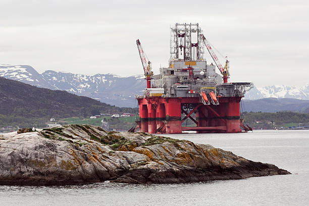 plataforma petrolífera no fiorde paisagem - oil rig construction platform oil industry sea imagens e fotografias de stock