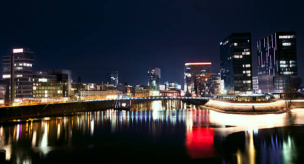 vue de nuit de düsseldorf media harbor en rhénanie-westphalie, en allemagne - neuss photos et images de collection