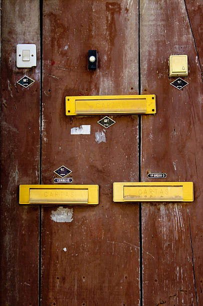 porta con doorbells e slot di posta a lisbona - lisbon portugal mailbox mail letter foto e immagini stock