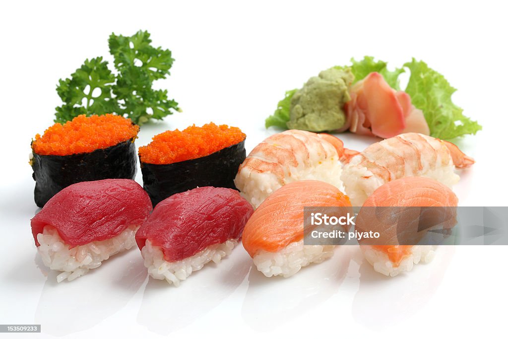 Lachs und Thunfisch-Garnelen-Sushi, maki, isoliert auf weißem Hintergrund - Lizenzfrei Asien Stock-Foto