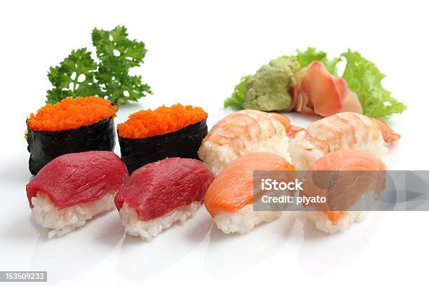 Lachs Und Thunfischgarnelensushi Maki Isoliert Auf Weißem Hintergrund Stockfoto und mehr Bilder von Asien