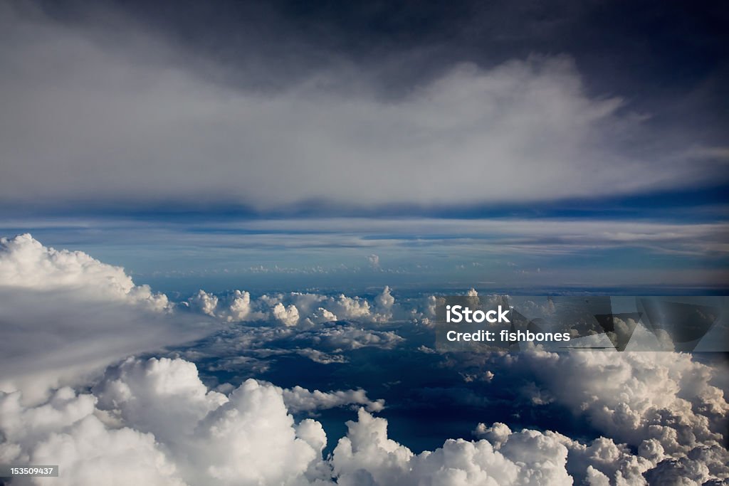 Crystal ciel bleu au-dessus des nuages - Photo de Blanc libre de droits