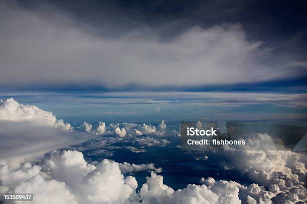 Kryształ Niebieski Niebo Nad Chmury - zdjęcia stockowe i więcej obrazów Biały - Biały, Chmura, Fotografika