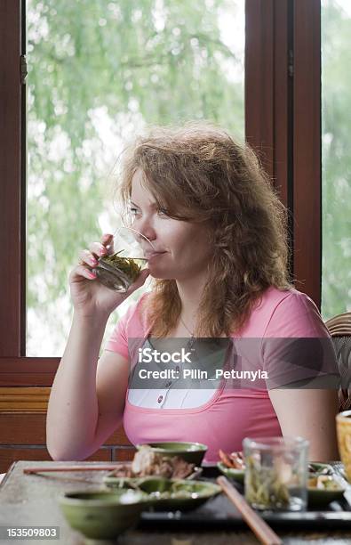 Frauen Trinken Green Tea Stockfoto und mehr Bilder von Alkoholfreies Getränk - Alkoholfreies Getränk, Attraktive Frau, Blatt - Pflanzenbestandteile