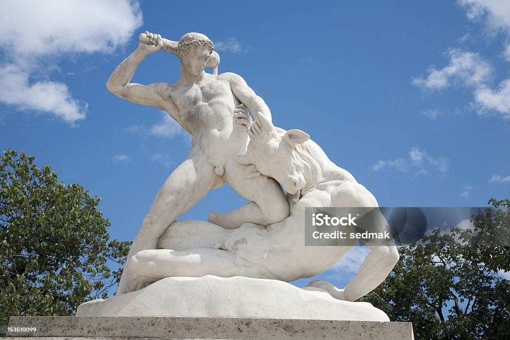 Paryż-Hercules i Mintaurus Statua w Ogród Tuileries - Zbiór zdjęć royalty-free (Minotaur)