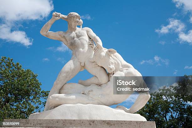 Paryżhercules I Mintaurus Statua W Ogród Tuileries - zdjęcia stockowe i więcej obrazów Minotaur