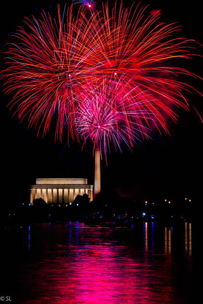 istock Independence Day Fireworks in DC/Lincoln memorial/Washington Monument 1535114745