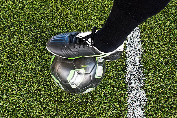 Prepare soccer players. The feet touch the ball.