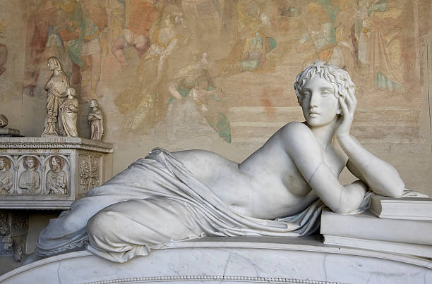 bellissima donna scultura - roman statue immagine foto e immagini stock