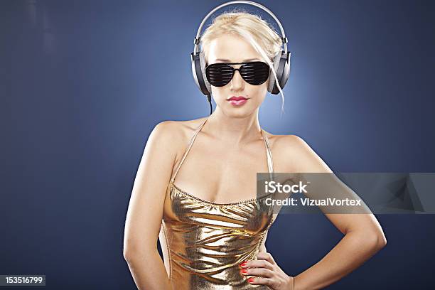 Attraktive Blonde Mädchen Mit Kopfhörer Und Sonnenbrille Stockfoto und mehr Bilder von Attraktive Frau