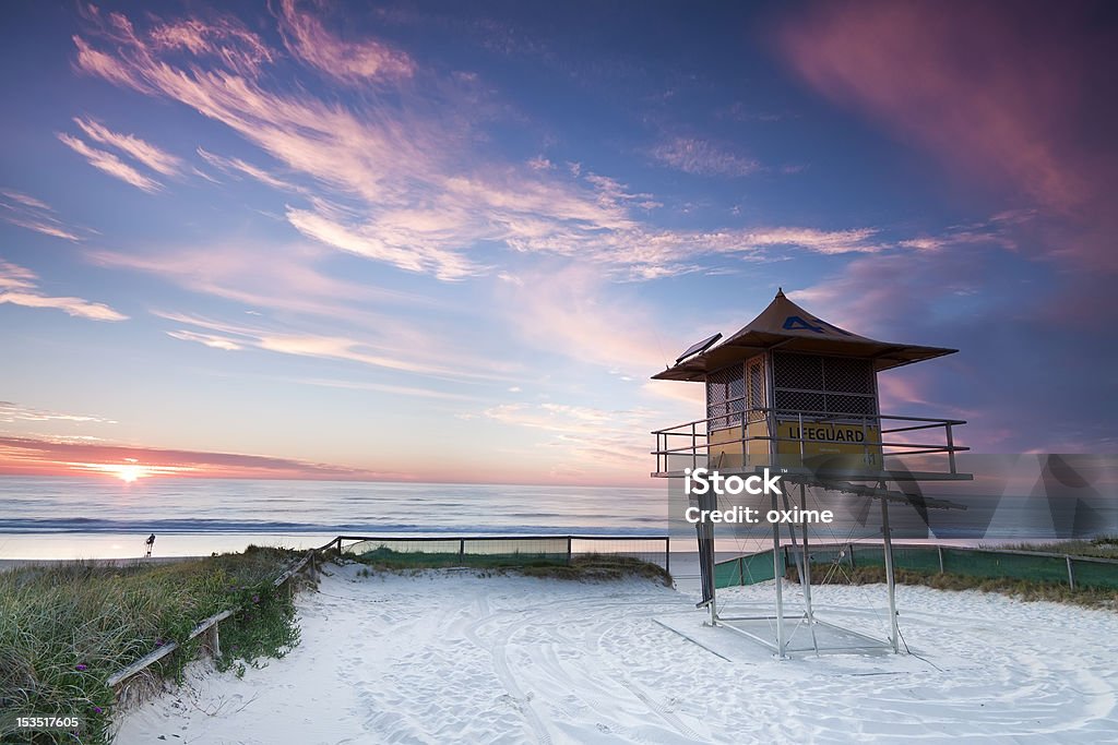 australian Cabine de sauveteur au lever du soleil sur la gold coast - Photo de Côte Gold Coast libre de droits