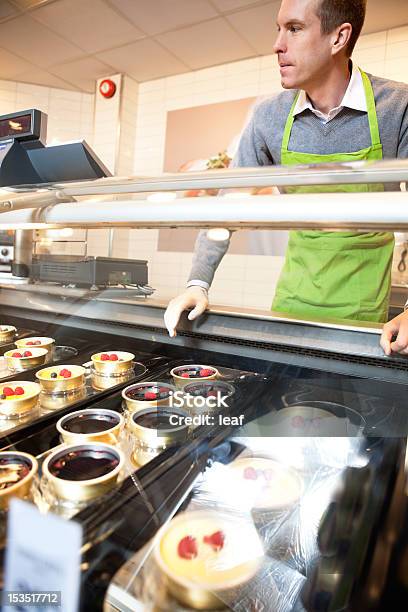 Photo libre de droit de Pâtisserie À La Vente Dans Le Supermarché banque d'images et plus d'images libres de droit de Adulte - Adulte, Affaires, Aliment