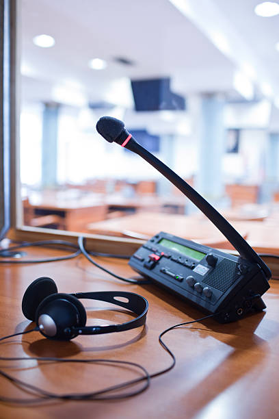 équipement d'interprétation-microphone et standard - simultaneous interpreter photos et images de collection