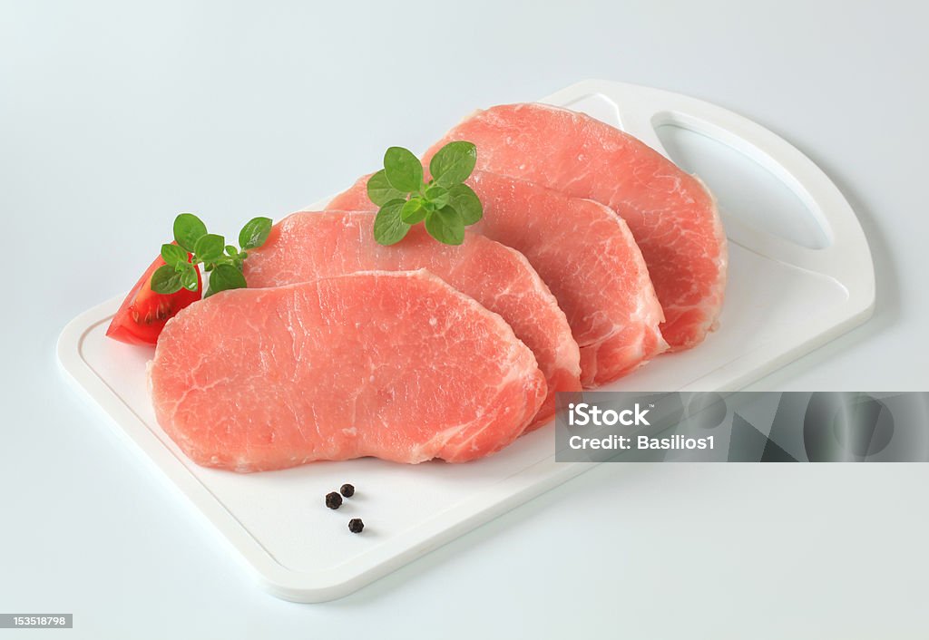 Prima de cerdo bistecs en un salver de plástico - Foto de stock de Carne de cerdo libre de derechos