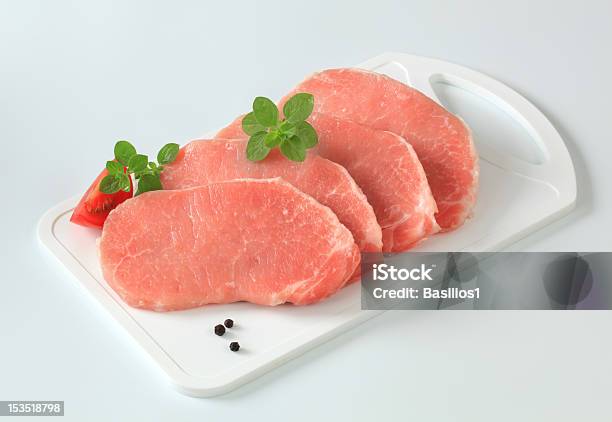 Prima De Cerdo Bistecs En Un Salver De Plástico Foto de stock y más banco de imágenes de Carne de cerdo - Carne de cerdo, Bistec, Chuleta