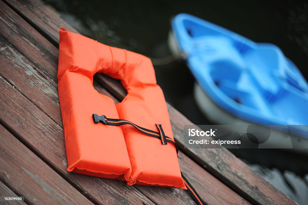 Gilets de sauvetage et bateau - Photo de Activité de loisirs libre de droits