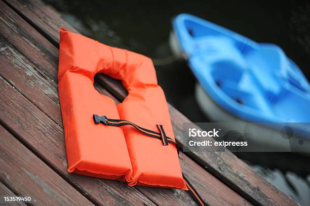 Photo libre de droit de Gilets De Sauvetage Et Bateau banque d'images et plus d'images libres de droit de Activité de loisirs - Activité de loisirs, Bateau à pédales, Eau