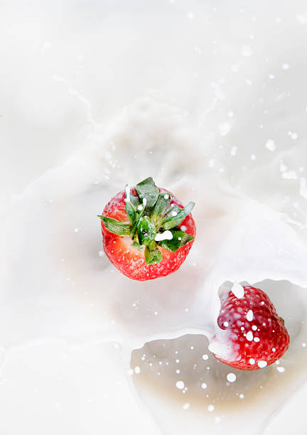 strawberrys et lait - fruit yogurt falling garnish photos et images de collection