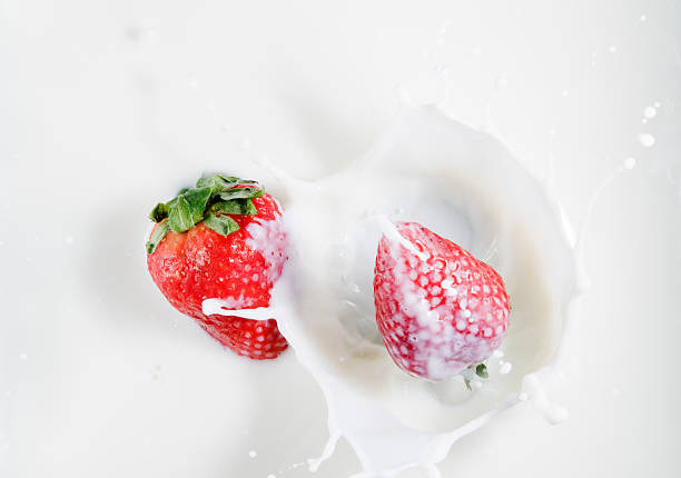 strawberrys de lait - fruit yogurt falling garnish photos et images de collection