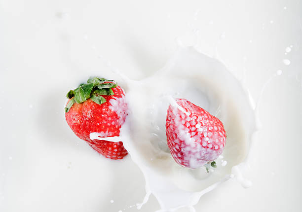 strawberrys de leite - fruit yogurt falling garnish - fotografias e filmes do acervo