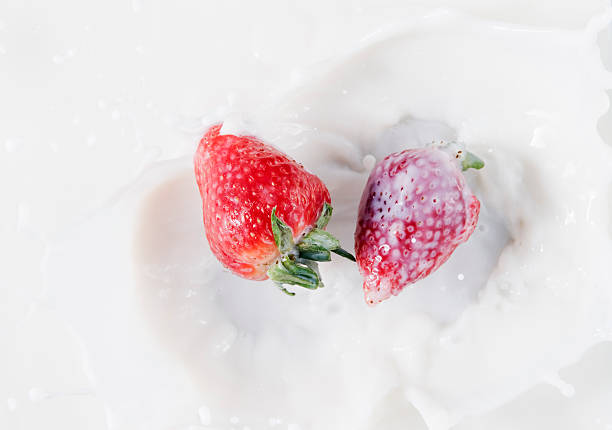 strawberrys côté de - fruit yogurt falling garnish photos et images de collection