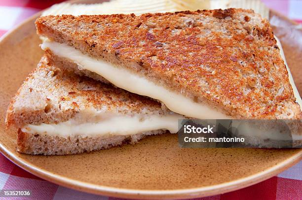 Queso A La Parrilla Foto de stock y más banco de imágenes de Emparedado de queso - Emparedado de queso, Alimento, Alimento tostado