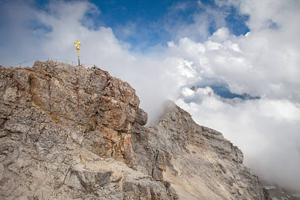 cruz de ouro no monte zugspitze, ponto mais alto, alemanha - european alps mountain crucifix zugspitze mountain imagens e fotografias de stock