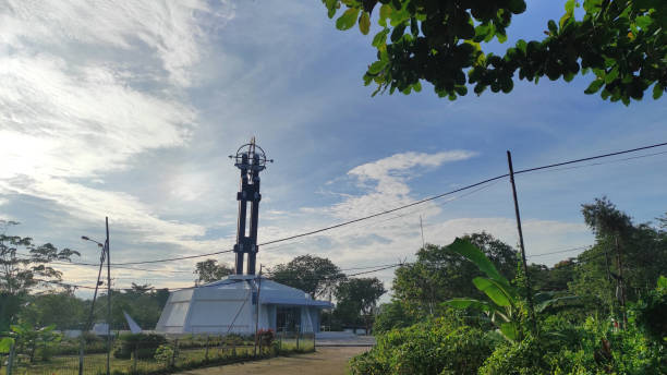 pontianak, kalimantan occidental, indonesia - 8 de julio de 2023. el monumento al ecuador se ha convertido en un icono turístico y a menudo es visitado por el público para excursiones. - contemporary editorial pattern architecture fotografías e imágenes de stock