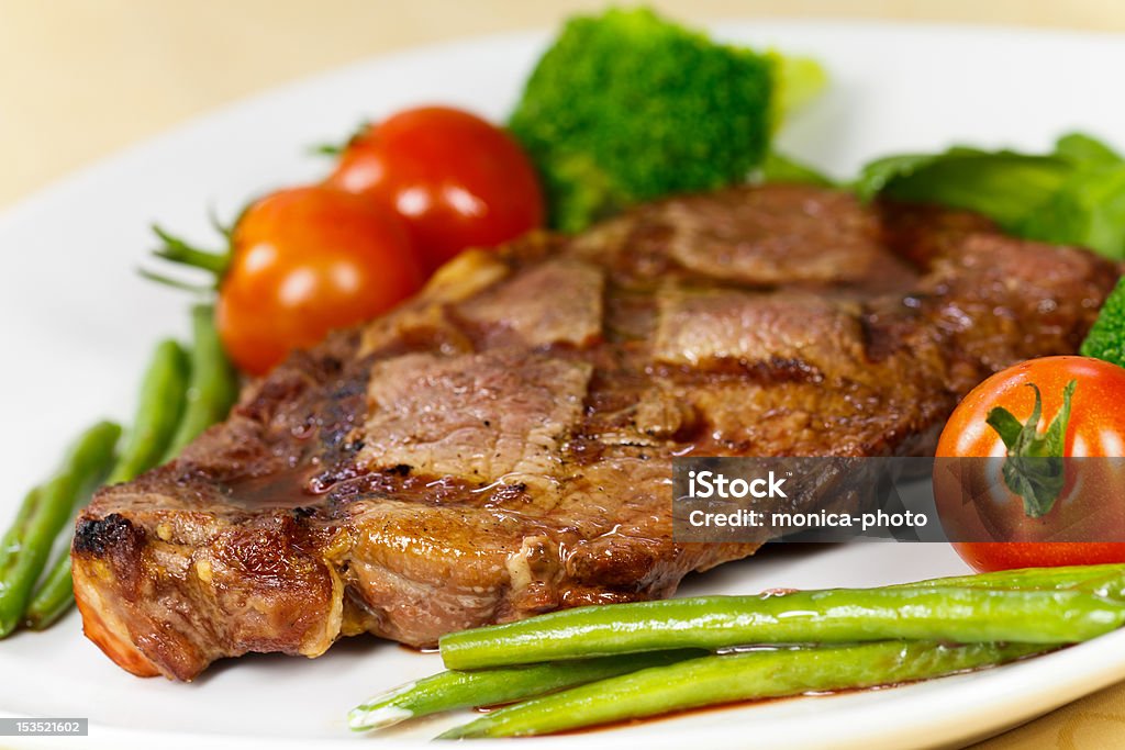 New York Strip Steak, grelhados, com feijão-verde - Foto de stock de Acompanhamento royalty-free