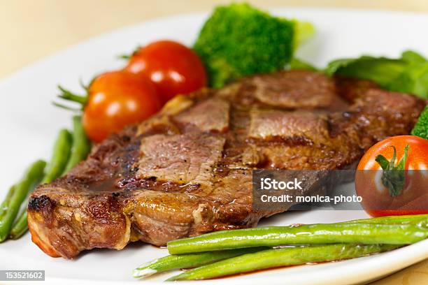 Foto de New York Strip Steak Grelhados Com Feijãoverde e mais fotos de stock de Acompanhamento - Acompanhamento, Almoço, Bife