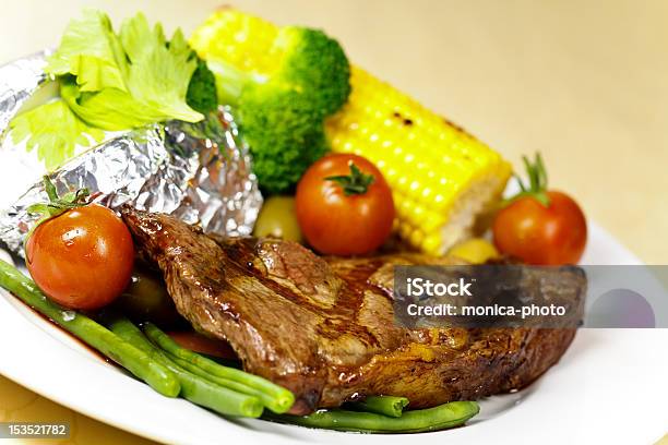 Strip Steak Alla Griglia Con Fagiolini Corn Cob - Fotografie stock e altre immagini di Patate al forno - Patate al forno, Strip steak, Alla griglia