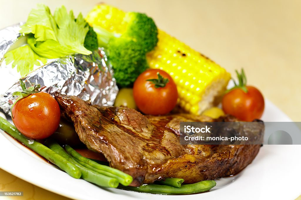 New York Strip Steak, grelhados, com feijão, espiga de milho verde - Foto de stock de Batata Inglesa royalty-free