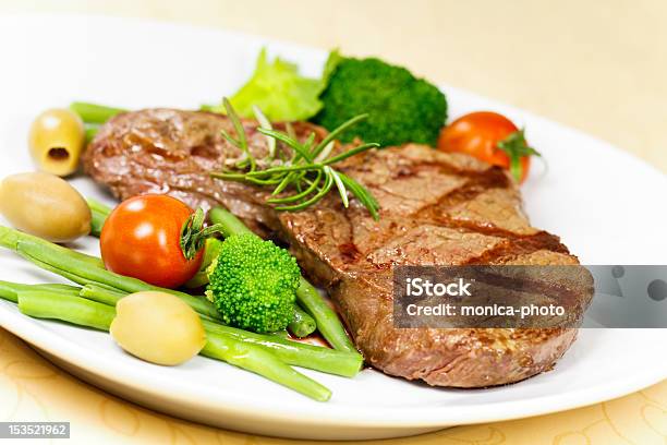 Foto de New York Strip Steak Grelhados Com Feijãoverde Brócolis e mais fotos de stock de Acompanhamento